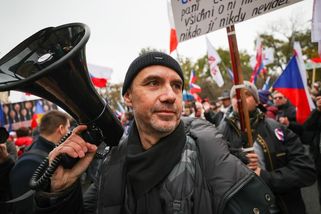 Fotky ukazují tisíce lidí pod Vrabelovou taktovkou před Českou televizí - Seznam Zprávy